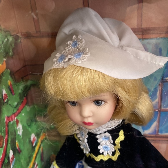 NWOT VTG Santa Around the World Collectible Dutch Porcelain Doll - Picture 3 of 10